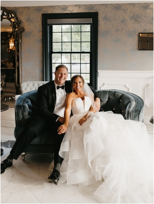 Photo of the smiling real bride and groom